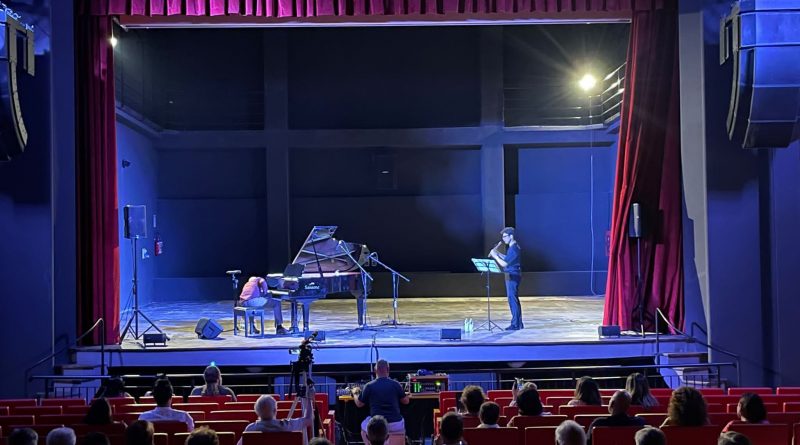 En plein di emozioni,al teatro Manfroce di Palmi con l’esibizione del duo jazz composto dall’italiano di origini calabresi Nicola Sergio al pianoforte, e dal coreano Youjin Ko al flauto. 