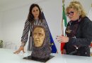 San Giovanni in Fiore, Letizia Cucciarelli dona al Comune una sua scultura sull’abate Gioacchino