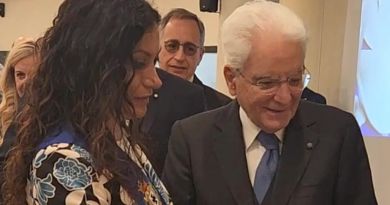 Visita del presidente Mattarella in Calabria, Rosaria Succurro dona le tavole di Gioacchino da Fiore al Capo dello Stato
