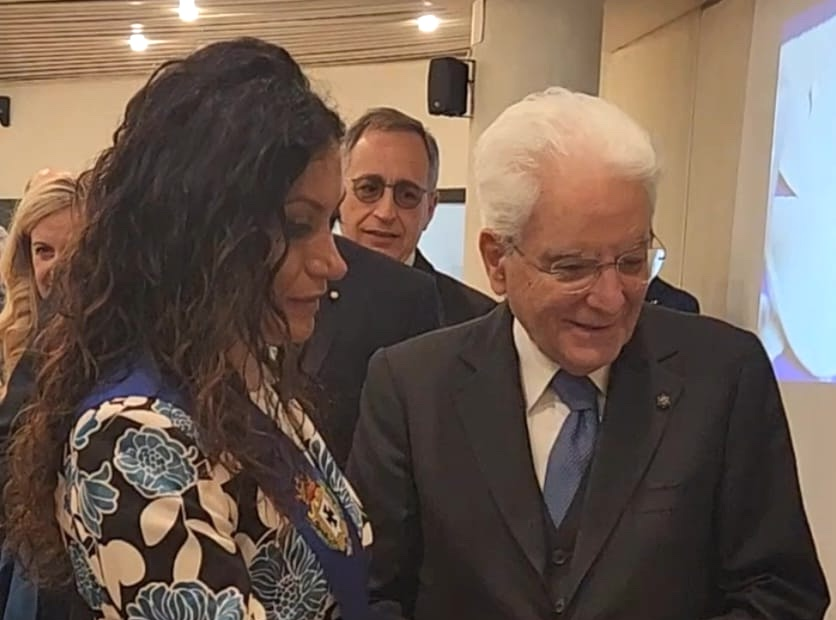 Visita del presidente Mattarella in Calabria, Rosaria Succurro dona le tavole di Gioacchino da Fiore al Capo dello Stato