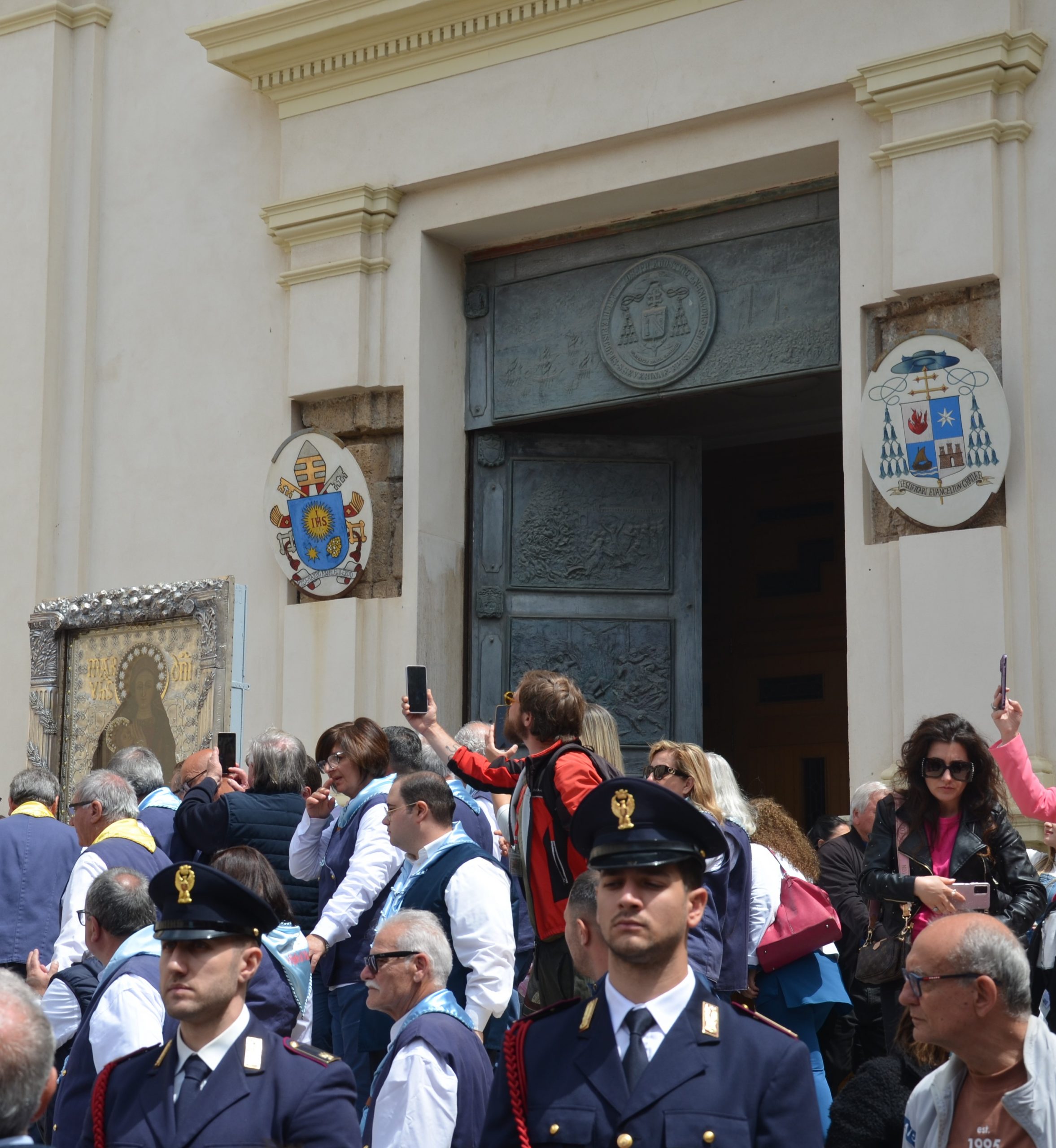 L’icona della Madonna di Capo Colonna ha lasciato la Basilica per essere collocata nella Chiesa dell’Immacolata.