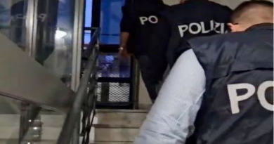 VIDEO – Spaccio di droga tra i giovani a scuola e nei luoghi di movida: Arrestati Due Spacciatori a Catanzaro VIDEO – Spaccio di droga tra i giovani a scuola e nei luoghi di movida: Arrestati Due Spacciatori a Catanzaro
