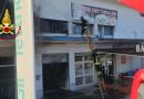 VIDEO – Incendio in un Capannone di Vendita Elettrica a Crotone: Intervento Efficace dei Vigili del Fuoco