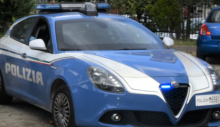 Arrestato un giovane spacciatore nel centro di Crotone: sequestrati hashish e marijuana