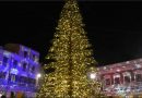 VIDEO – Crotone si Illumina per il Natale: Accesa la Magia in Piazza Pitagora