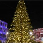 VIDEO – Crotone si Illumina per il Natale: Accesa la Magia in Piazza Pitagora