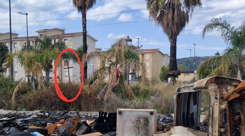Reggio Calabria: La Croce Divelta in Piazza Don Italo Calabrò: Un Appello alla Rinascita di Arghillà
