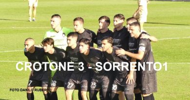 Crotone Ritorna al Successo: Gli Squali Superano il Sorrento con un 3-1 allo Scida