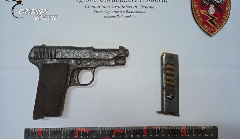 CROTONE: ARMA OCCULTA SCOPERTA DAI CARABINIERI IN UN TUBO