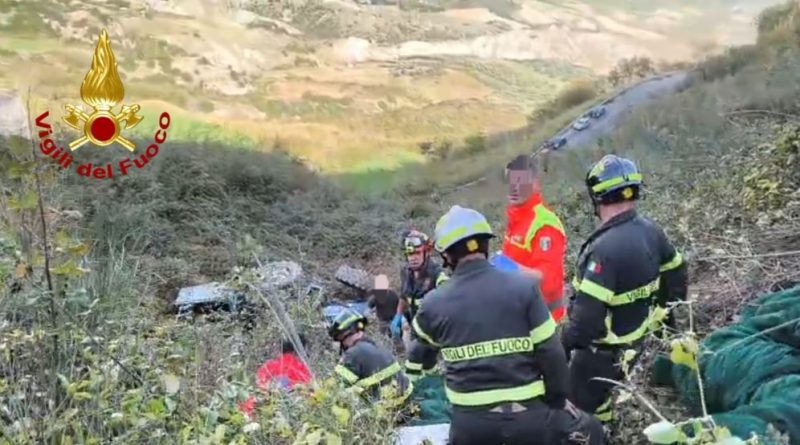 VIDEO – Incidente mortale nelle campagne crotonesi tra Pallagorio e Casabona 2 morti e 2 feriti gravi: trattore precipita in burrone