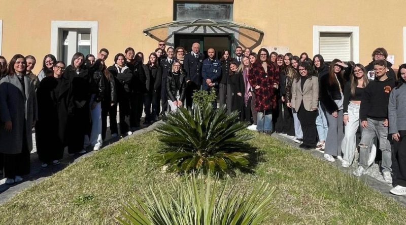 Gli studenti di Criminologia della SSML “Bona Sforza” visitano la Casa Circondariale “Sergio Cosmai” di Cosenza, in un’attività guidata dal criminologo Sergio Caruso Gli studenti di Criminologia della SSML “Bona Sforza” visitano la Casa Circondariale “Sergio Cosmai” di Cosenza, in un’attività guidata dal criminologo Sergio Caruso