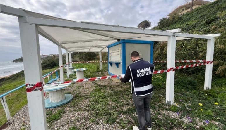Sequestrate due strutture balneari abusive a Le Cannella, Isola Capo Rizzuto