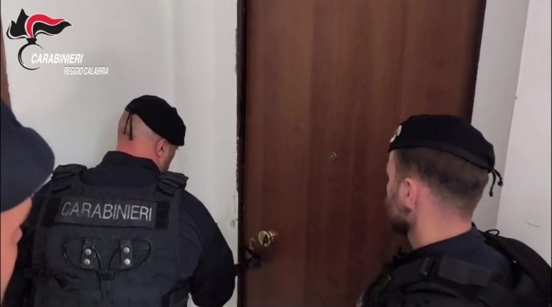 REGGIO CALABRIA: PISTOLA NASCOSTA NELLA CASSETTA DELLE LETTERE. ARRESTATO CON DROGA E MUNIZIONI.