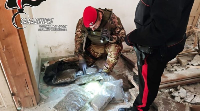 AFRICO NUOVO (RC): STUPEFACENTE OCCULTATO IN DUE ABITAZIONI DISABITATE, I CARABINIERI SEQUESTRANO 3.5 CHILI DI MARIJUANA AFRICO NUOVO (RC): STUPEFACENTE OCCULTATO IN DUE ABITAZIONI DISABITATE, I CARABINIERI SEQUESTRANO 3.5 CHILI DI MARIJUANA