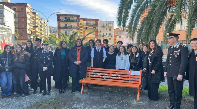 Inaugurata la Panchina Arancione contro la Violenza di Genere a Lamezia Terme