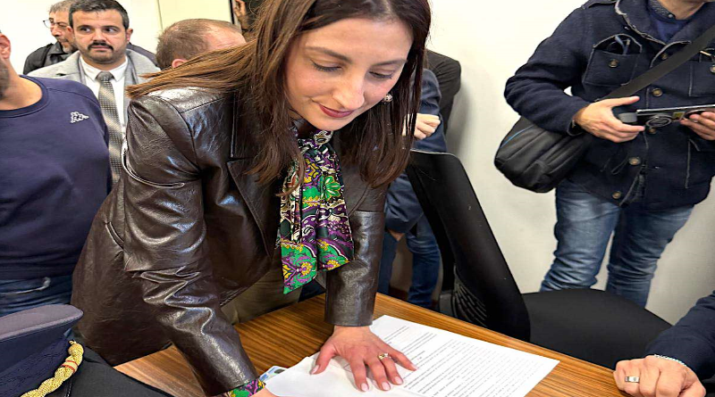 Nella Cittadella regionale di Catanzaro, Claudia Loria firma il suo primo atto istituzionale Nella Cittadella regionale di Catanzaro, Claudia Loria firma il suo primo atto istituzionale
