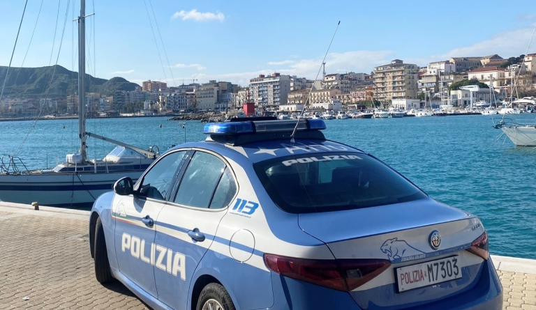 Crotone, maxi controllo della Polizia: 504 persone identificate e sanzionata una sala slot