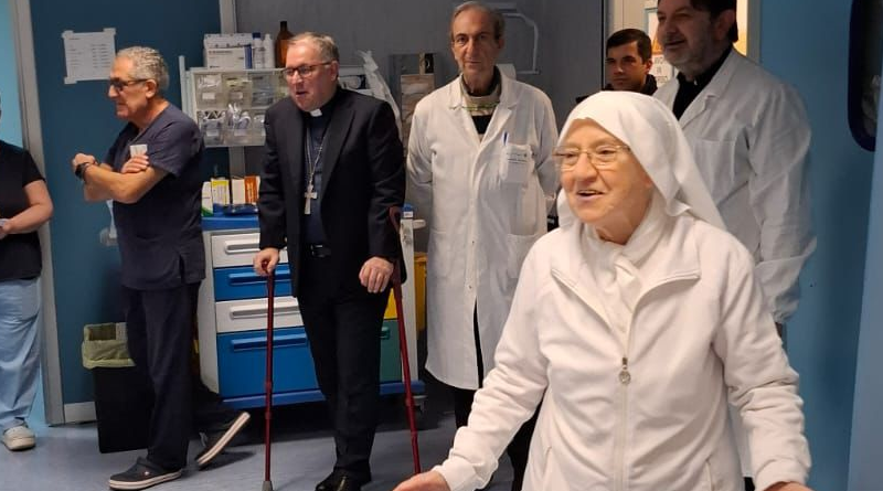 Visita dell’Arcivescovo Torriani all’Ospedale “San Giovanni di Dio” di Crotone per gli auguri di Natale