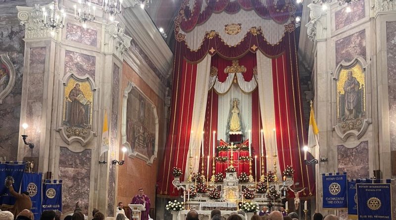 Giallo a Catanzaro: mentre l’arcivescovo Maniago celebra il Giubileo dei Rotariani qualcuno nota l’ assenza della Corona sul capo della Madonna Giallo a Catanzaro: mentre l’arcivescovo Maniago celebra il Giubileo dei Rotariani qualcuno nota l’ assenza della Corona sul capo della Madonna