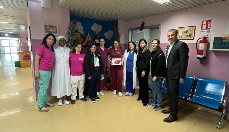 Kairos Nuoto Lamezia e Techfem S.p.A. insieme per donare un sorriso ai piccoli pazienti del reparto di Pediatria dell’ospedale “Giovanni Paolo II”