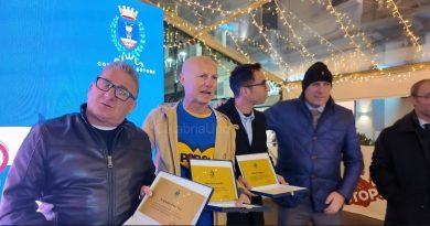 VIDEO – Crotone celebra lo sport: festa, riconoscimenti e la fiaccola verso Milano‑Cortina 2026 VIDEO – Crotone celebra lo sport: festa, riconoscimenti e la fiaccola verso Milano‑Cortina 2026