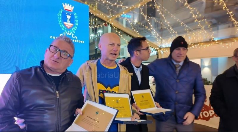 VIDEO – Crotone celebra lo sport: festa, riconoscimenti e la fiaccola verso Milano‑Cortina 2026 VIDEO – Crotone celebra lo sport: festa, riconoscimenti e la fiaccola verso Milano‑Cortina 2026