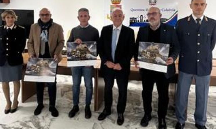 Consegnati i calendari della Polizia di Stato ad alcune Associazioni che hanno contribuito nella solidarietà Consegnati i calendari della Polizia di Stato ad alcune Associazioni che hanno contribuito nella solidarietà