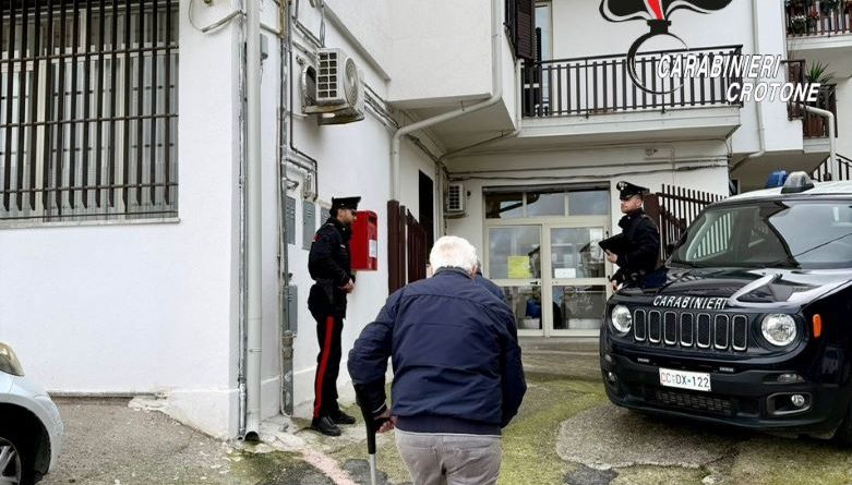 Carabinieri in Azione Crotone: Controlli Rafforzati presso gli Uffici Postali per la Protezione dei Pensionati