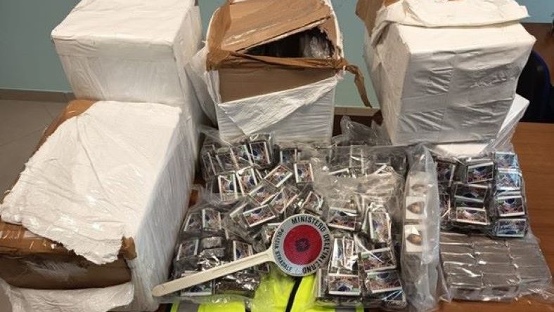 Lamezia Terme: La Polizia Stradale Arresta un Corriere della Droga e Denuncia un Uomo per Patente Falsa