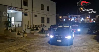 Arresto a Rocca di Neto per evasione dagli arresti domiciliari dopo essersi recato dall’aggredita e controlli straordinari dei Carabinieri a Isola Capo Rizzuto Arresto a Rocca di Neto per evasione dagli arresti domiciliari dopo essersi recato dall’aggredita e controlli straordinari dei Carabinieri a Isola Capo Rizzuto