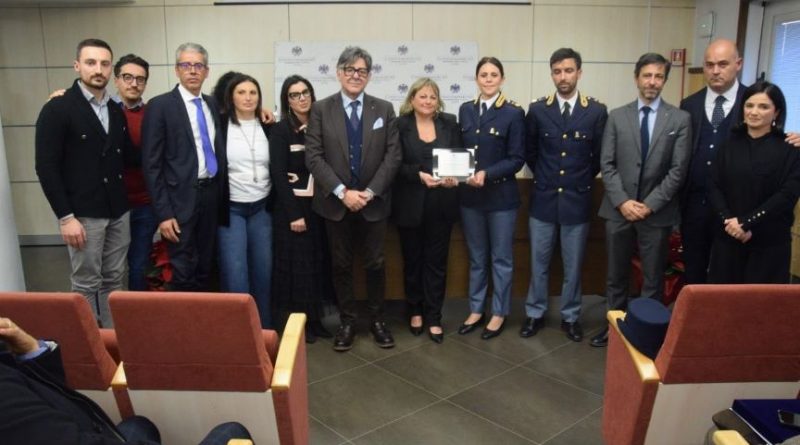 “Crotone: Riconoscimento al Questore per l’Impegno nella Sicurezza Pubblica” “Crotone: Riconoscimento al Questore per l’Impegno nella Sicurezza Pubblica”