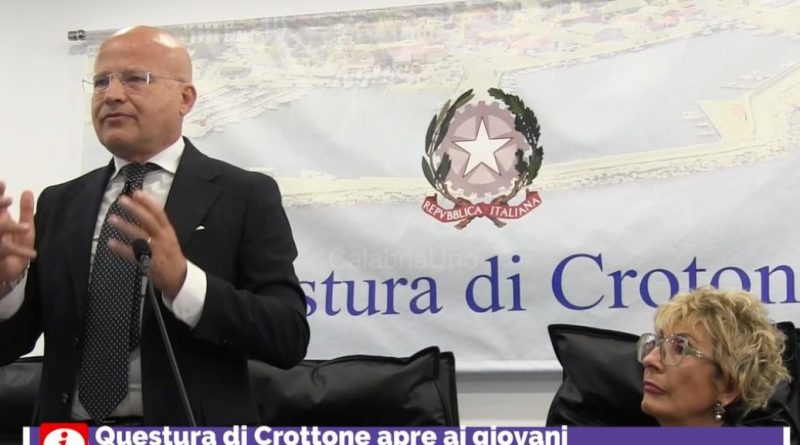 VIDEO – La Questura di Crotone rafforza il rapporto con i giovani con il progetto “Legalità partecipata” VIDEO – La Questura di Crotone rafforza il rapporto con i giovani con il progetto “Legalità partecipata”