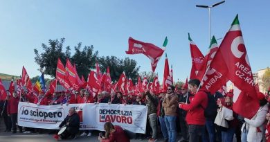 VIDEO – Crotone, duemila in piazza per lo sciopero generale della Cgil VIDEO – Crotone, duemila in piazza per lo sciopero generale della Cgil
