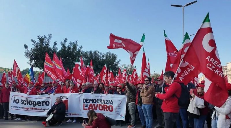 VIDEO – Crotone, duemila in piazza per lo sciopero generale della Cgil VIDEO – Crotone, duemila in piazza per lo sciopero generale della Cgil