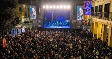 Capodanno a Crotone, Piazza Pitagora in festa: musica e migliaia di persone per salutare il nuovo anno