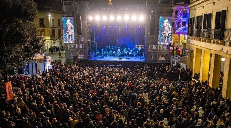 Capodanno a Crotone, Piazza Pitagora in festa: musica e migliaia di persone per salutare il nuovo anno