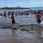 VIDEO – Crotone, il Tuffo di Capodanno sfida il freddo e rinnova la tradizione