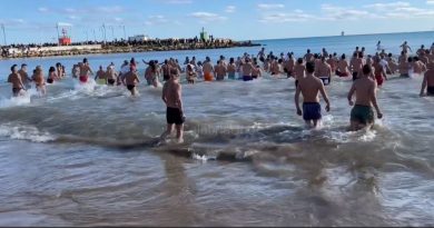 VIDEO – Crotone, il Tuffo di Capodanno sfida il freddo e rinnova la tradizione