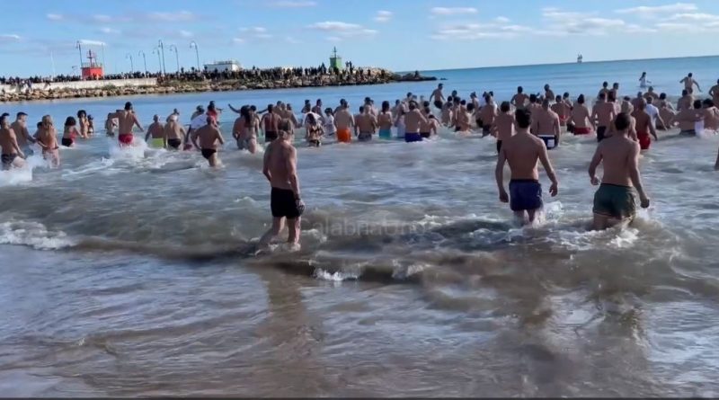 VIDEO – Crotone, il Tuffo di Capodanno sfida il freddo e rinnova la tradizione