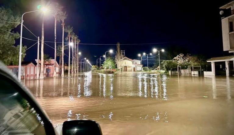 Piana di Sibari Sott’acqua: Il Fiume Crati Rompe gli Argini, 500 Evacuati