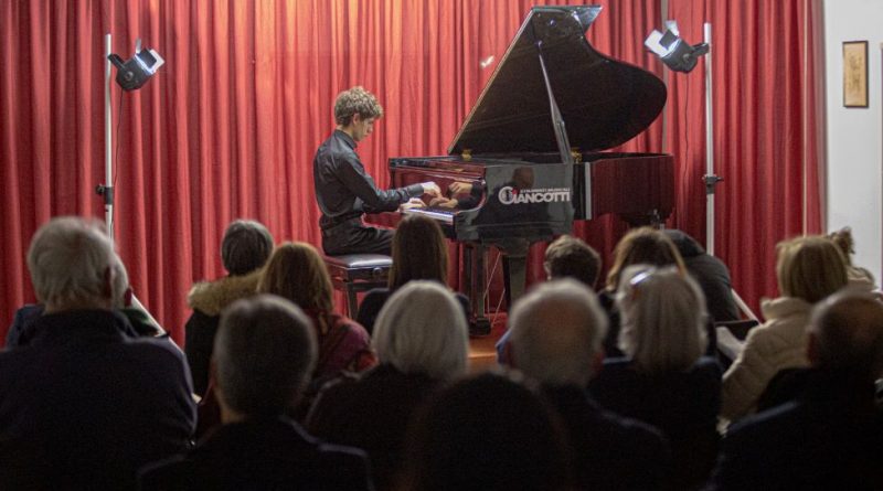 Virtuosismo e Poesia: Il Trionfo a Crotone del Pianista Emanuele Armeni Virtuosismo e Poesia: Il Trionfo a Crotone del Pianista Emanuele Armeni