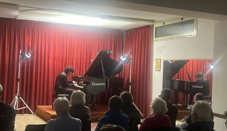 Tecnica Trascendentale e Virtuosismo: Un Concerto Memorabile di Flavio Tozzi alla Società Beethoven di Crotone