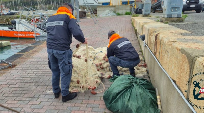 Giro di vite sulla pesca di frodo nel Crotonese: la Guardia Costiera sequestra 63 kg di pesce e 1.300 metri di reti