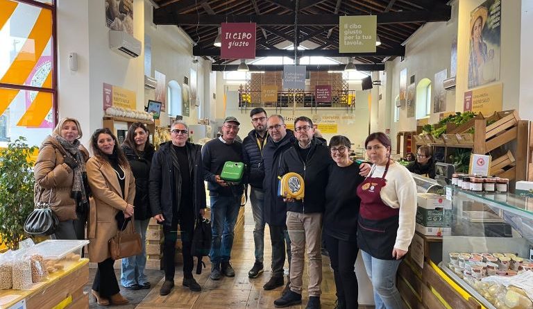 Un nuovo defibrillatore al mercato Coperto di Campagna Amica di Cosenza: più sicurezza per cittadini e produttori