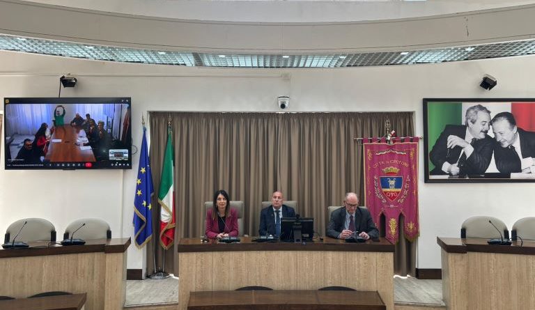 Un Ponte di Memoria tra Crotone e Livorno: I Giardini di Ali e Sara Uniti nel Segno della Solidarietà