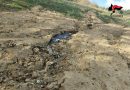 VIDEO – Rifiuti affioranti e dubbi sui fondi pubblici: sigilli alla discarica di Cotronei