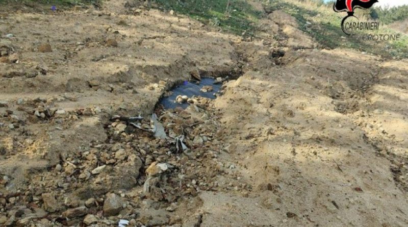 VIDEO – Rifiuti affioranti e dubbi sui fondi pubblici: sigilli alla discarica di Cotronei