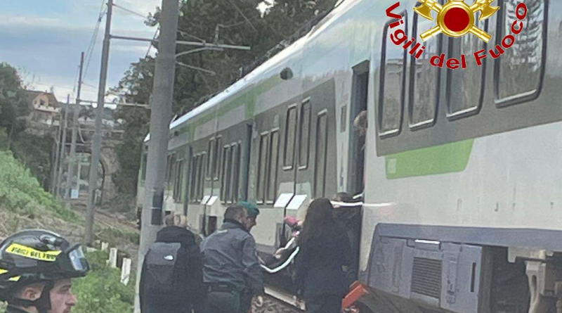 Odissea sulla linea tirrenica: Intercity bloccato dal maltempo, intervengono i Vigili del Fuoco