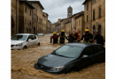 Maltempo in Calabria, Cosenza sott’acqua: esondano i fiumi Busento e Campagnano. Famiglie isolate e strade chiuse.