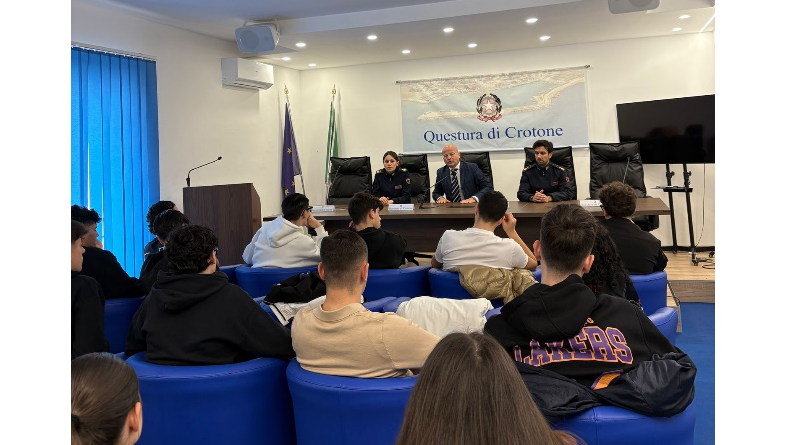 Crotone: la Polizia di Stato incontra i giovani studenti del Liceo Scientifico